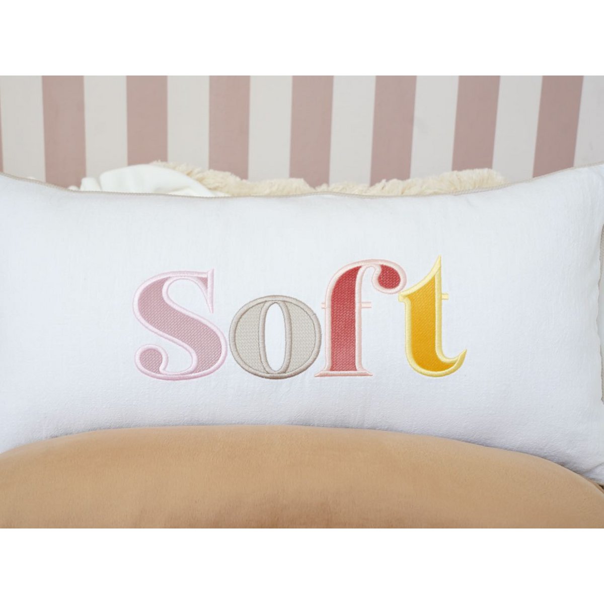 Decoratieve kussensloop met kleurrijk geborduurd opschrift "Soft"