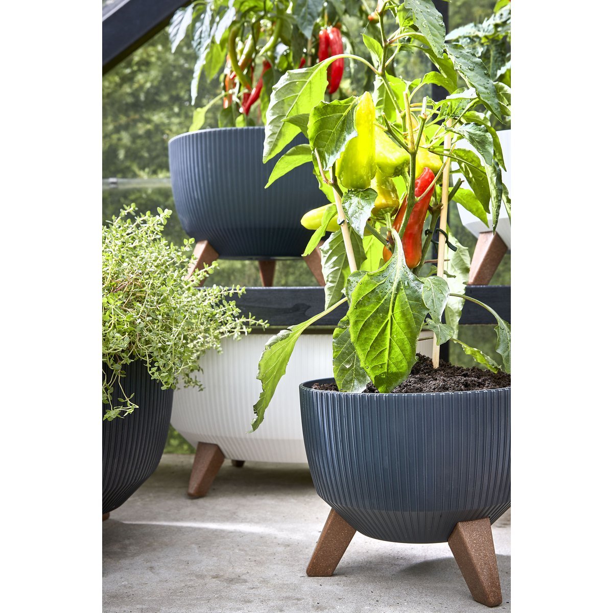 Doppio Flowerpot on Legs - H22 x Ø47 cm - Recycled Plastic - FSC Mix - Black