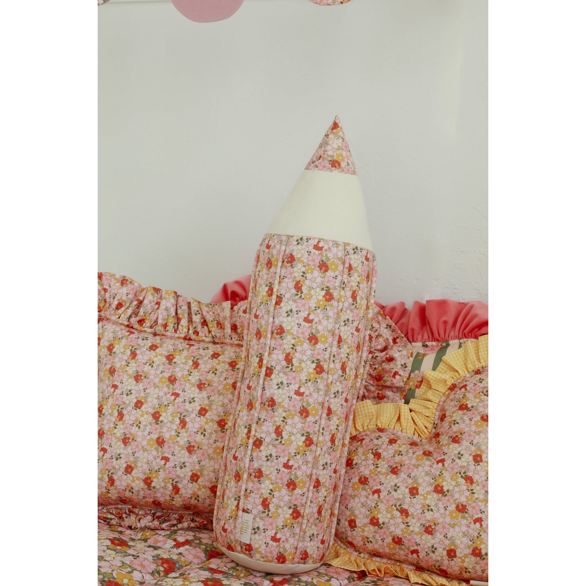 Dubbelzijdige hart piloow met een gele franje in geruit, valentijnscadeau voor haar, paas en springdecor, babydouche cadeau voor meisje