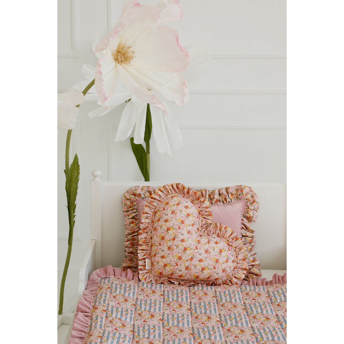 Dubbelzijdige hart piloow met een gele franje in geruit, valentijnscadeau voor haar, paas en springdecor, babydouche cadeau voor meisje