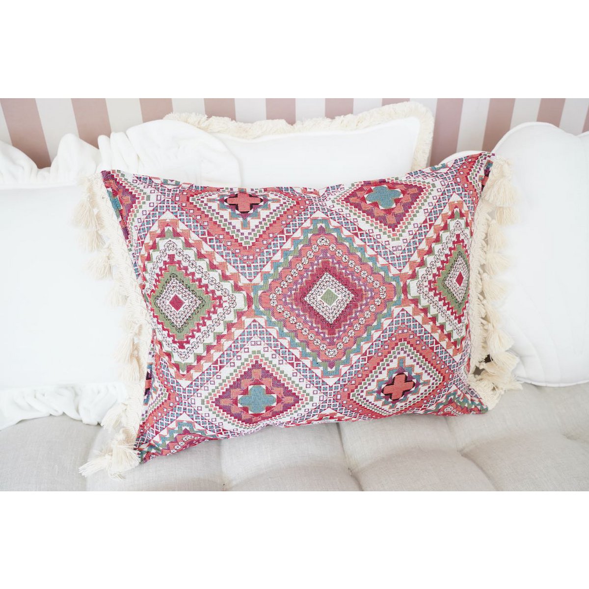 Decoratief kussen "Roze boho-stijl" met franjes