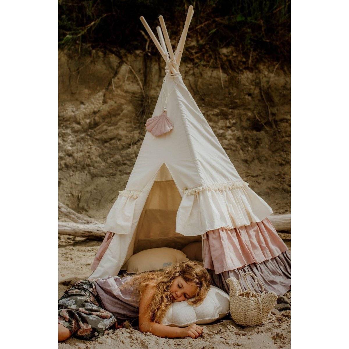 Tipi "Powder Frills" met ruches en "Powder Pink" schelpmattenset