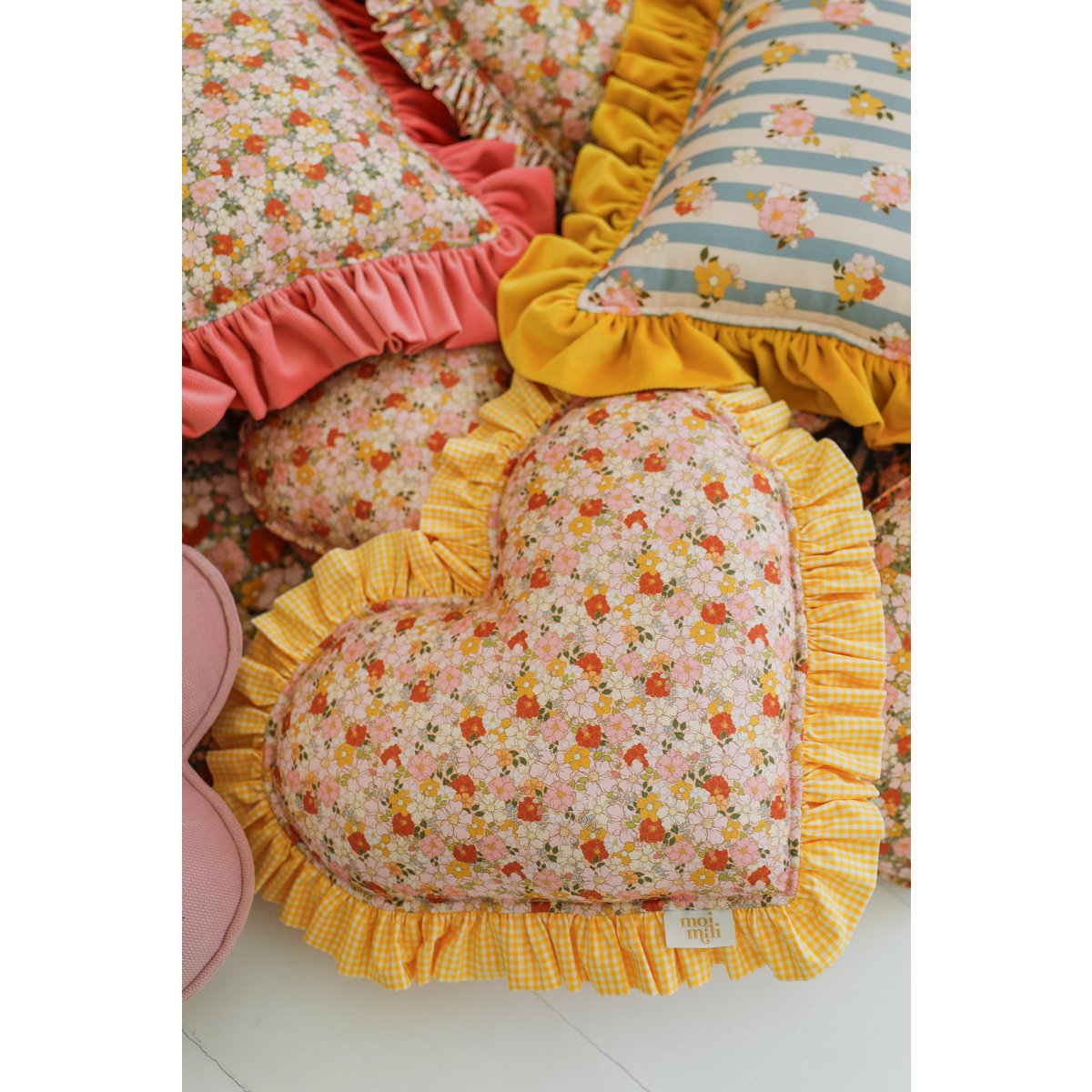 Dubbelzijdige hart piloow met een gele franje in geruit, valentijnscadeau voor haar, paas en springdecor, babydouche cadeau voor meisje
