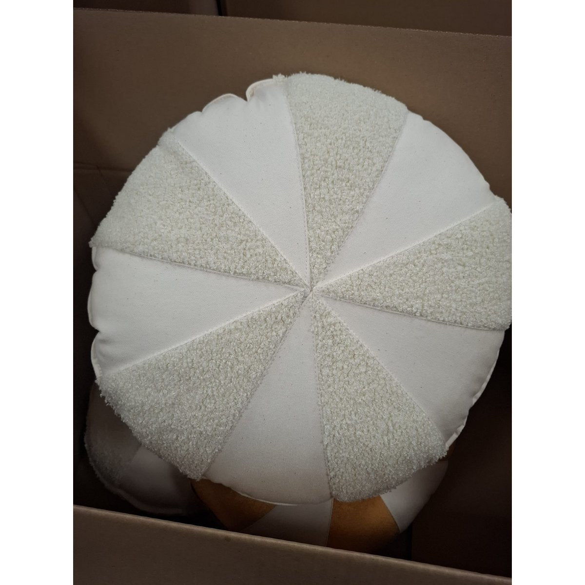 Boucle-katoenen patchwork snoepkussen 'White Lamb'