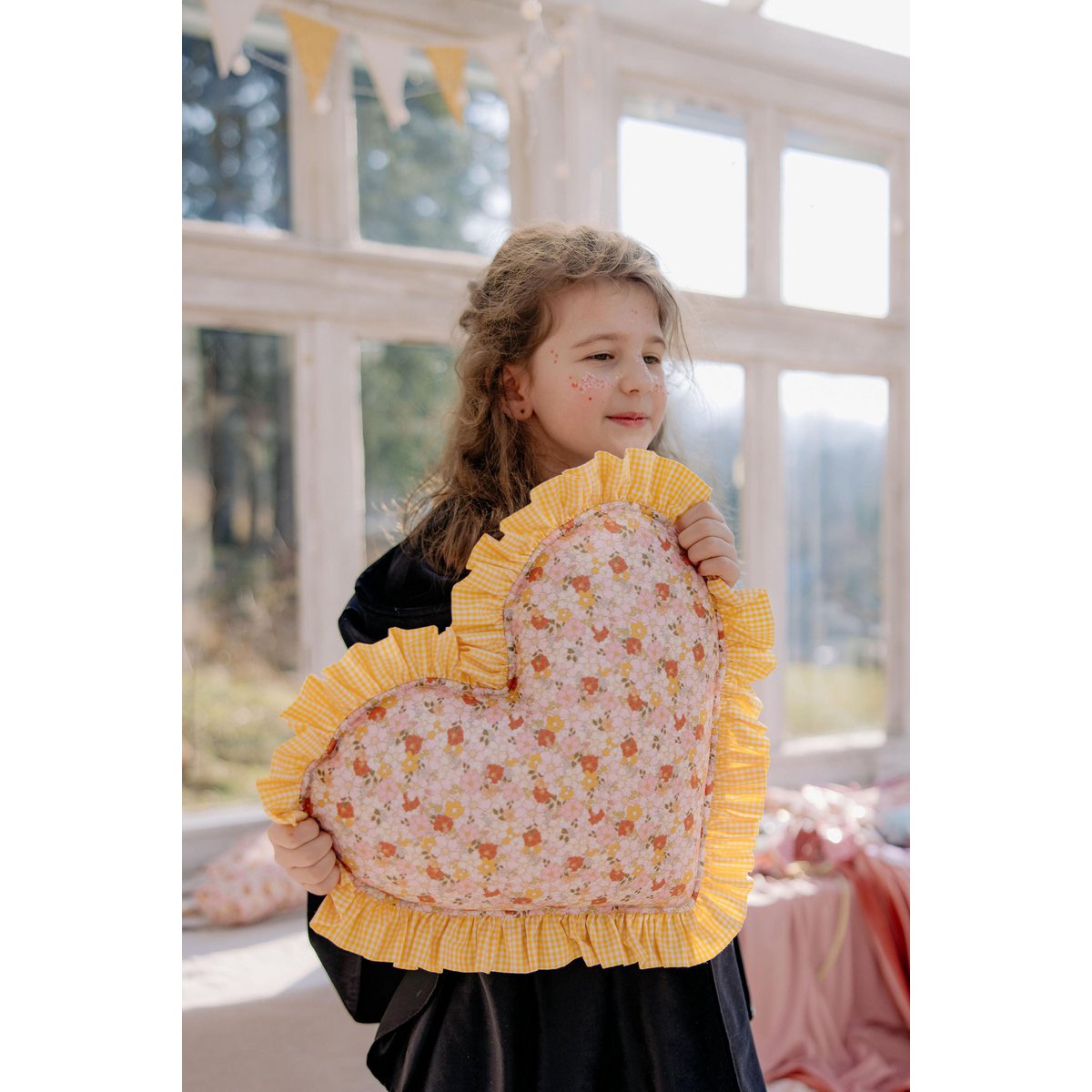 Dubbelzijdige hart piloow met een gele franje in geruit, valentijnscadeau voor haar, paas en springdecor, babydouche cadeau voor meisje