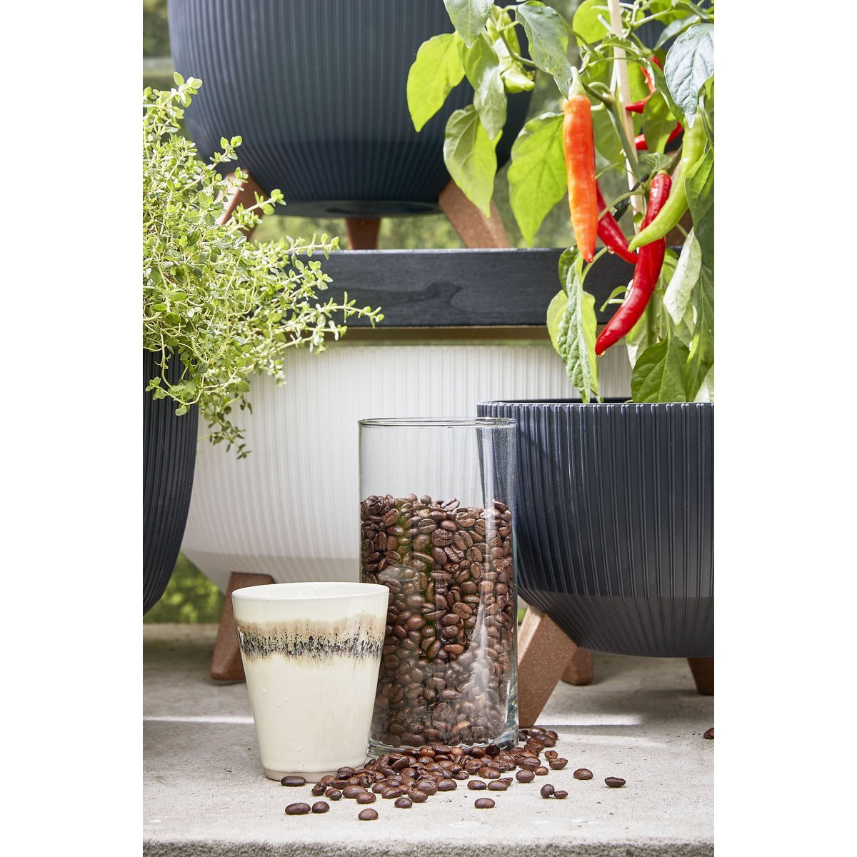 Doppio Flowerpot on Legs - H22 x Ø47 cm - Recycled Plastic - FSC Mix - Black