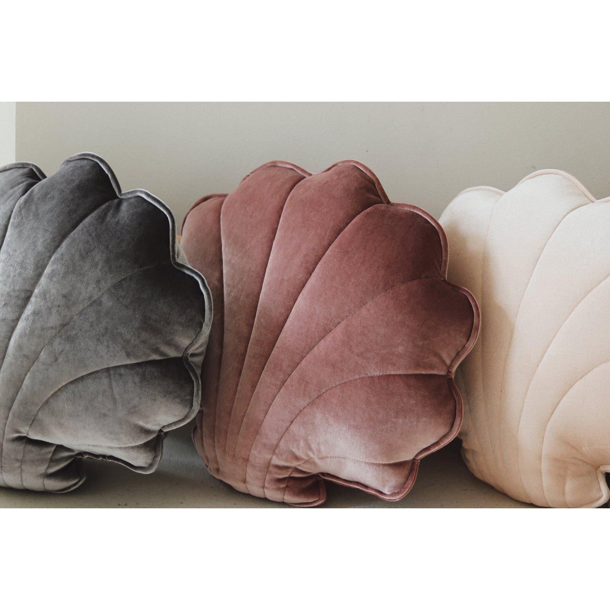 Fluwelen schelpkussen 'Cosmic Pearl'