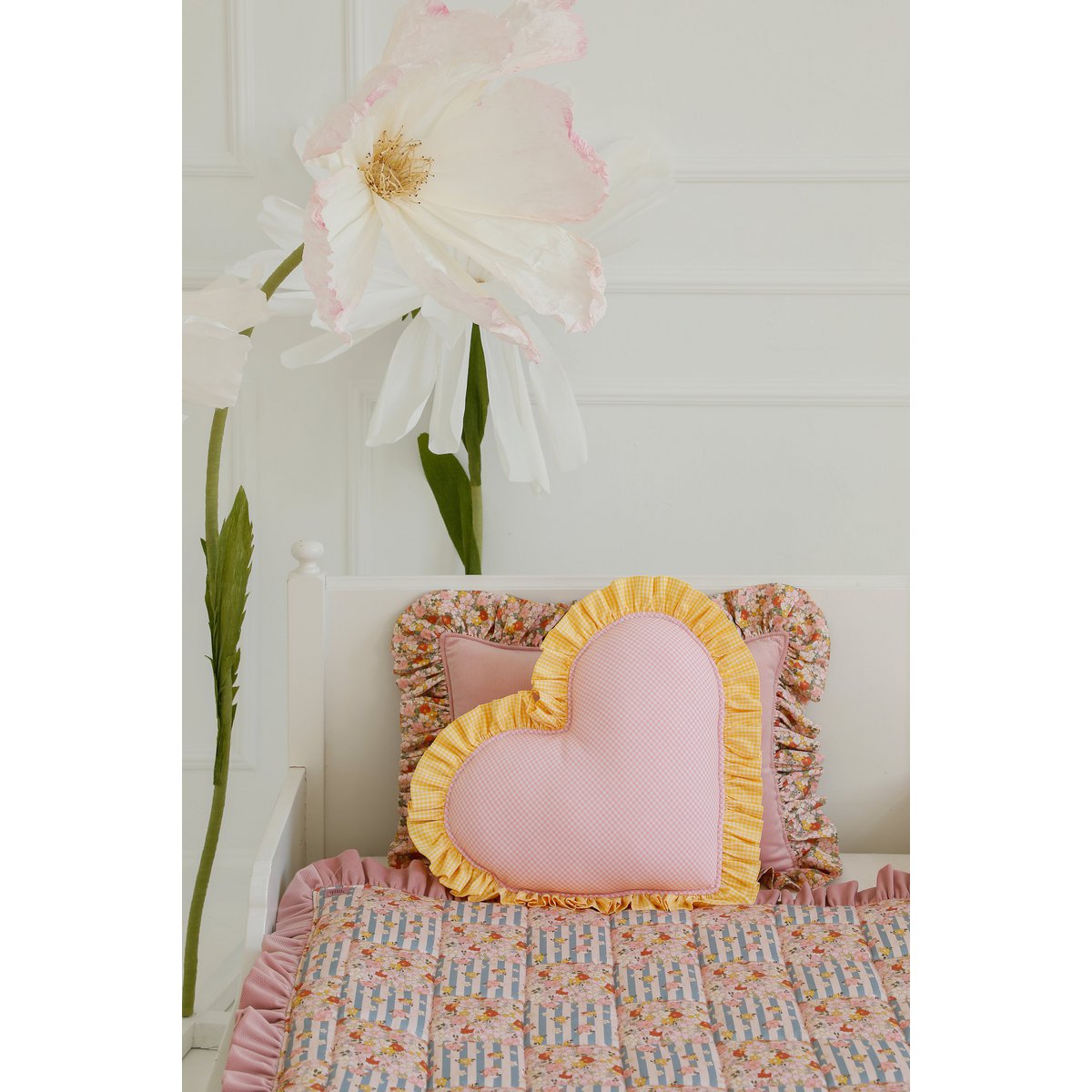 Dubbelzijdige hart piloow met een gele franje in geruit, valentijnscadeau voor haar, paas en springdecor, babydouche cadeau voor meisje