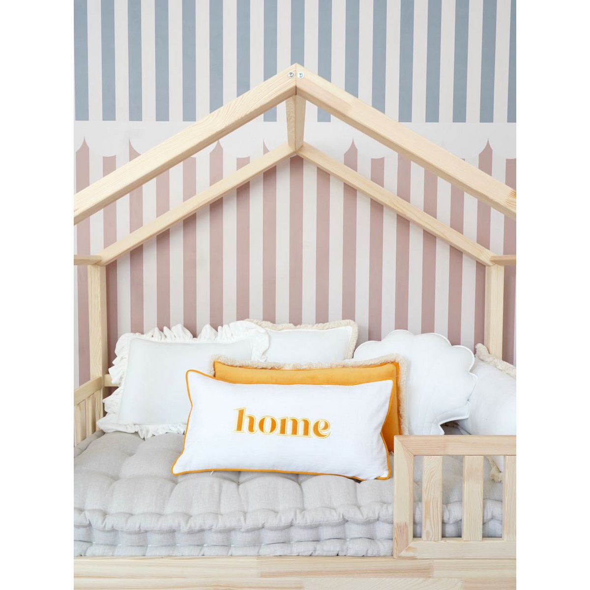Decoratieve kussensloop met geel geborduurd opschrift "Home"