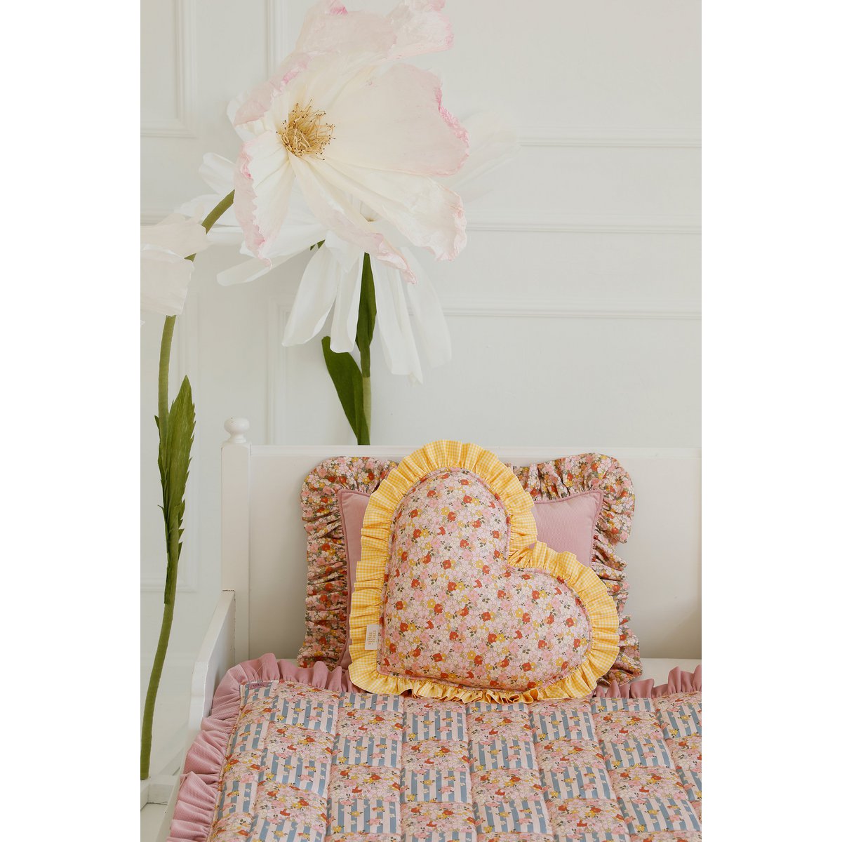 Dubbelzijdige hart piloow met een gele franje in geruit, valentijnscadeau voor haar, paas en springdecor, babydouche cadeau voor meisje