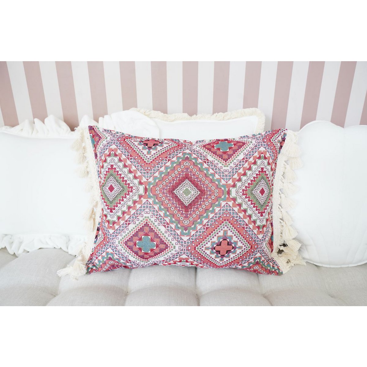 Decoratief kussen "Roze boho-stijl" met franjes
