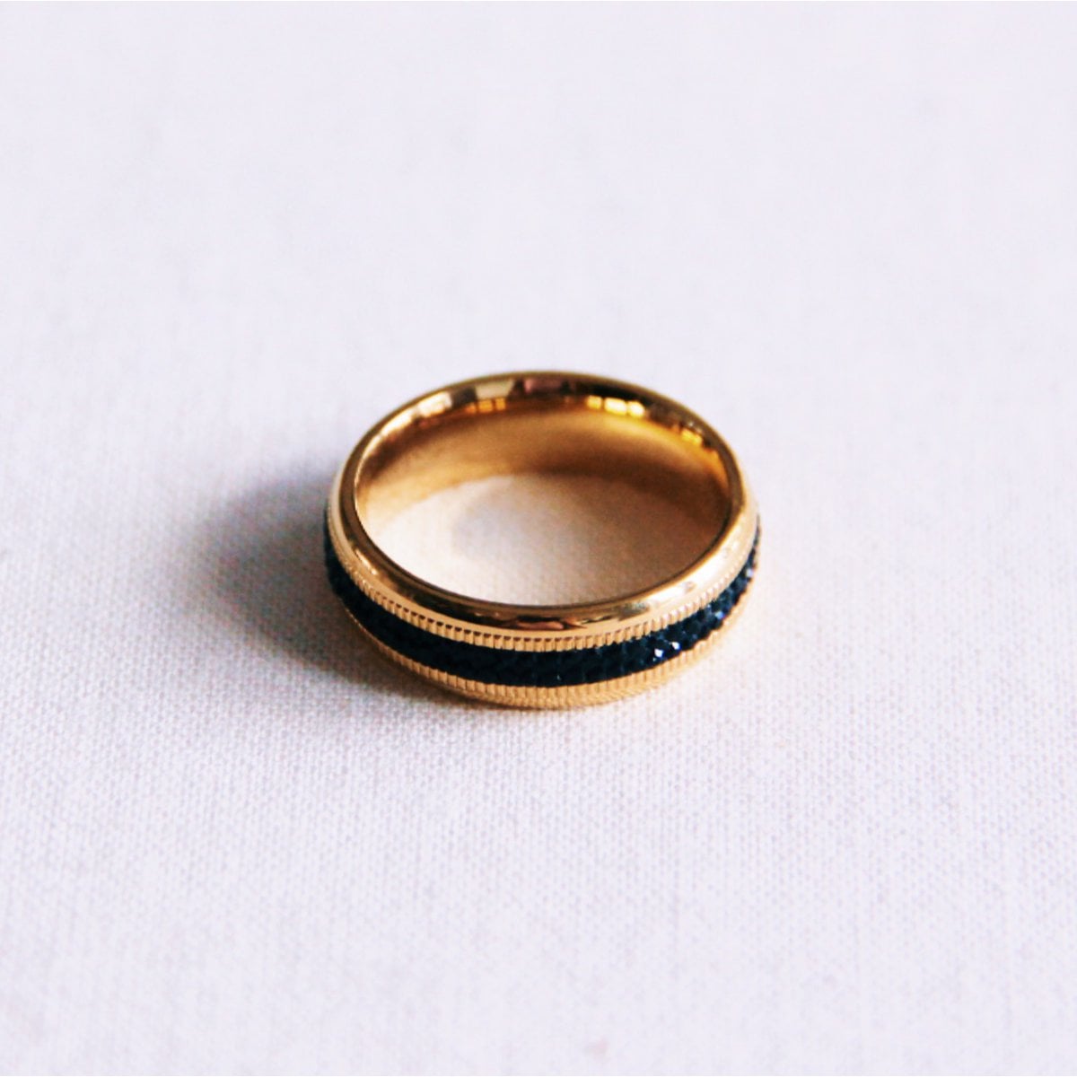 Ring met glanzende zwarte stenen