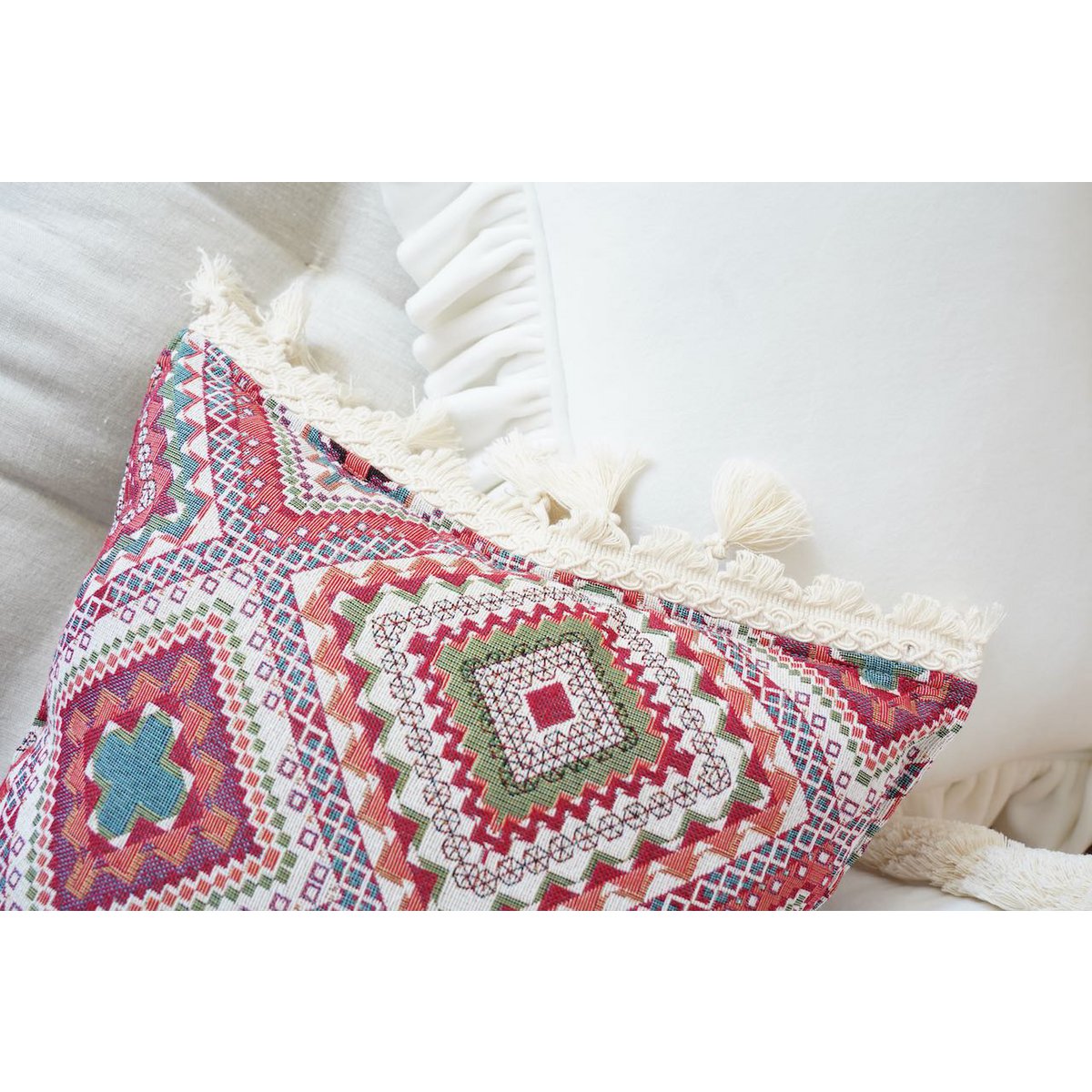 Decoratief kussen "Roze boho-stijl" met franjes