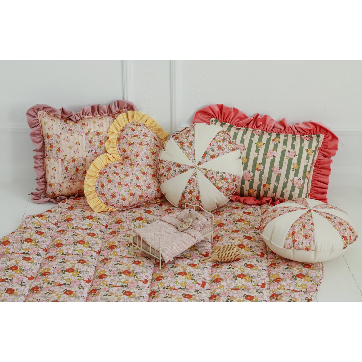Dubbelzijdige hart piloow met een gele franje in geruit, valentijnscadeau voor haar, paas en springdecor, babydouche cadeau voor meisje