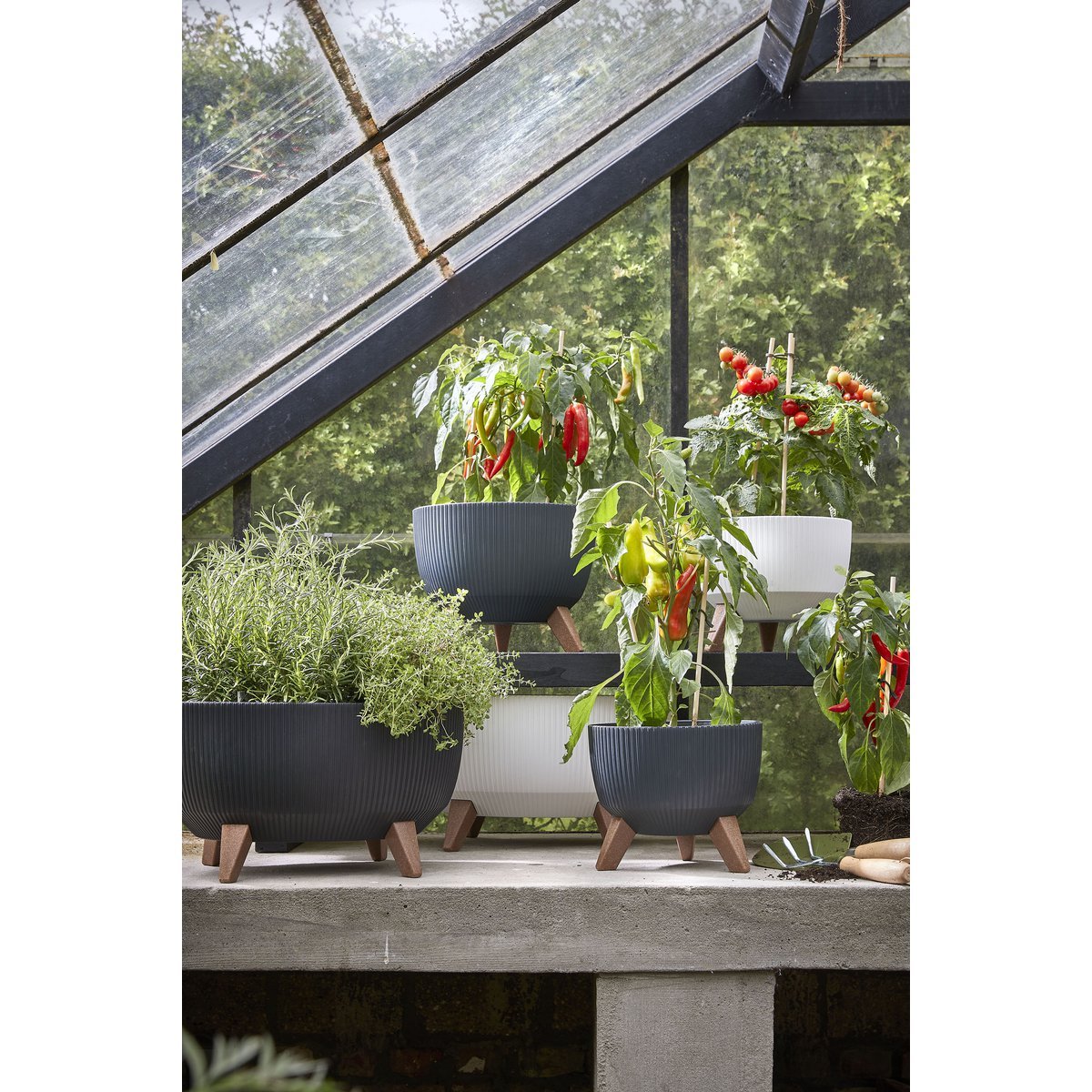 Doppio Flowerpot on Legs - H22 x Ø47 cm - Recycled Plastic - FSC Mix - Black
