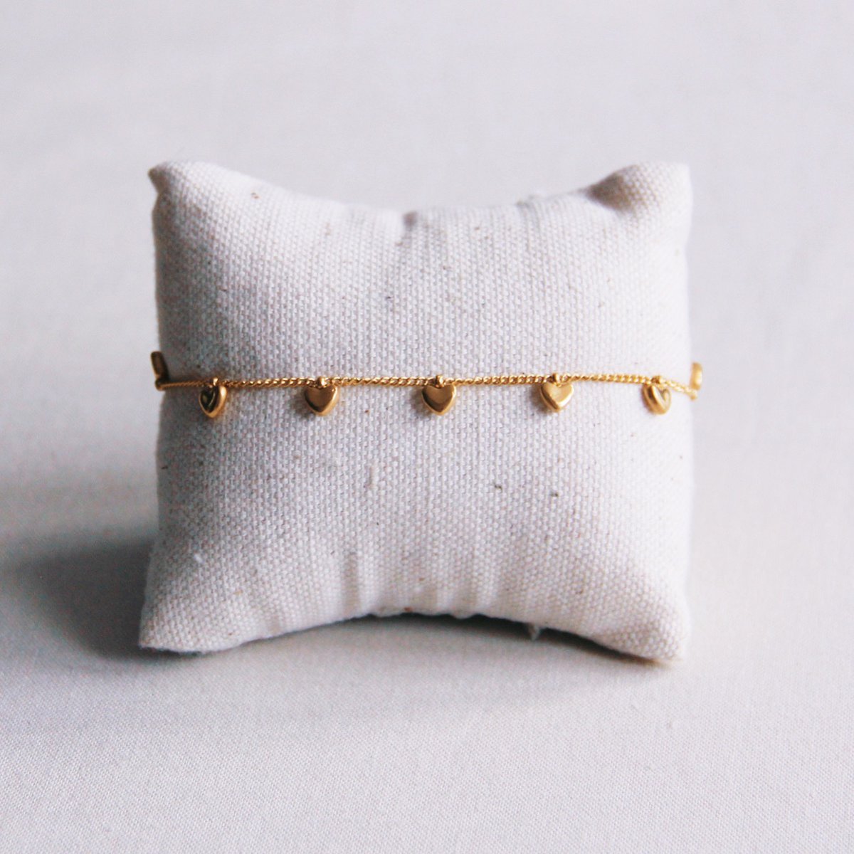 SA853: Bedelarmband met mini hartjes – goud