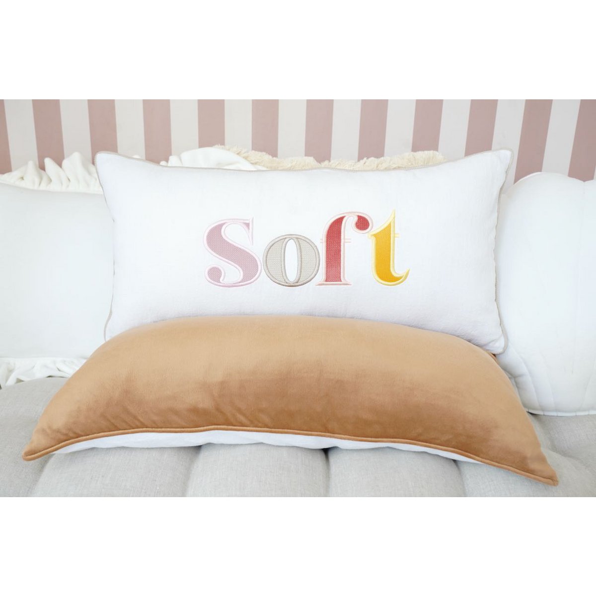 Decoratieve kussensloop met kleurrijk geborduurd opschrift "Soft"