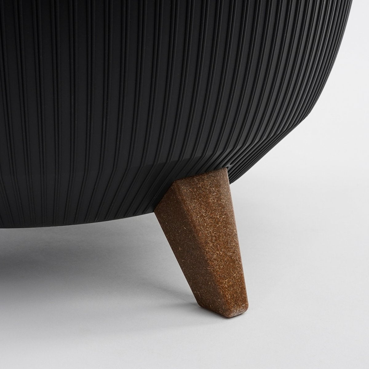 Doppio Flowerpot on Legs - H22 x Ø47 cm - Recycled Plastic - FSC Mix - Black