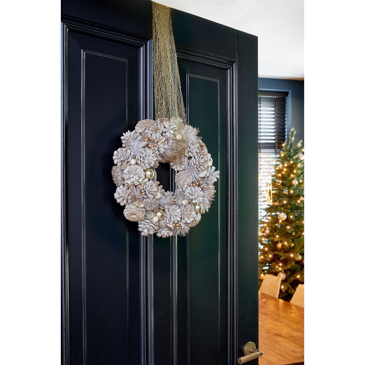 Hanley Kerstkrans met Dennenappels - H9 x Ø34 cm - Wit