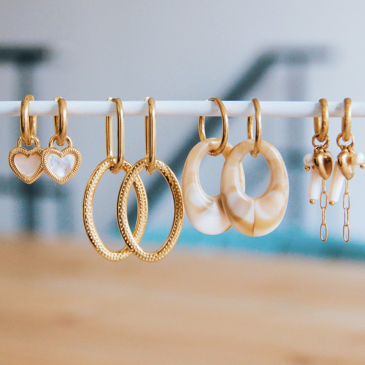 Edelstaal oorbel met harsdruppel – gemengd/goud