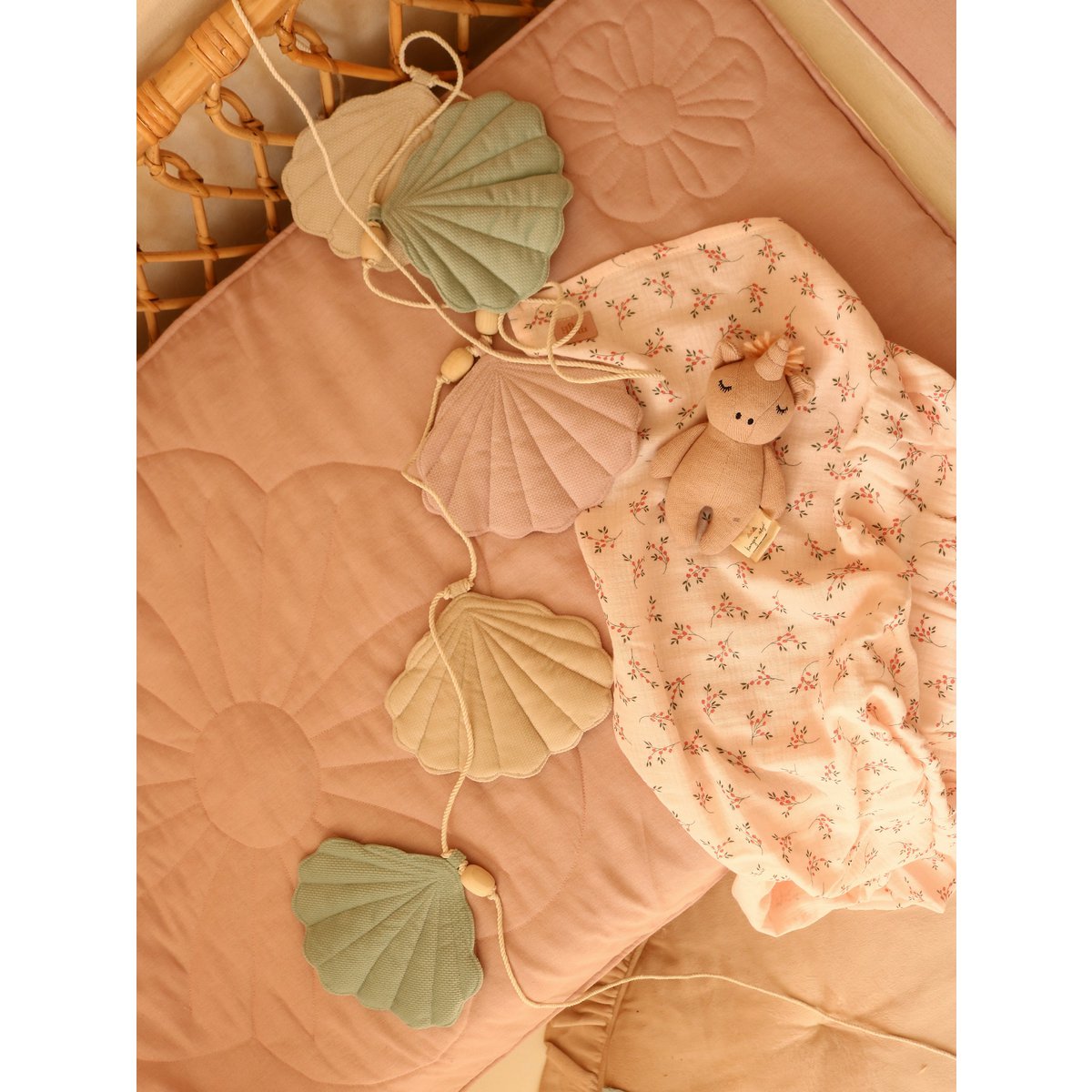 Fluwelen slinger "Late Summer" met schelpen