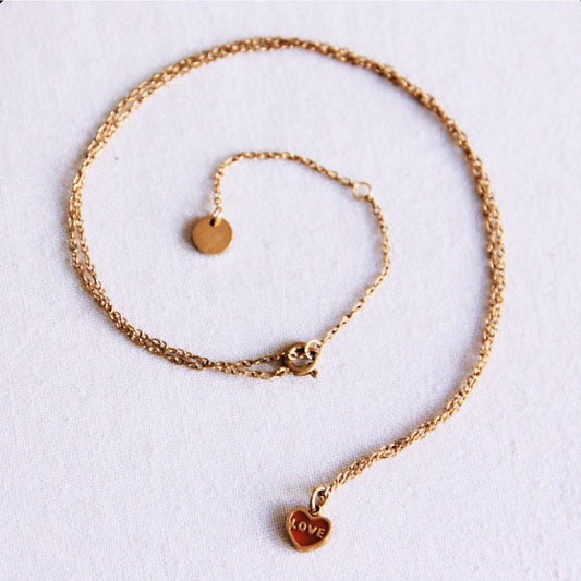 Fijne ketting met mini LOVE hartje - rood/goud