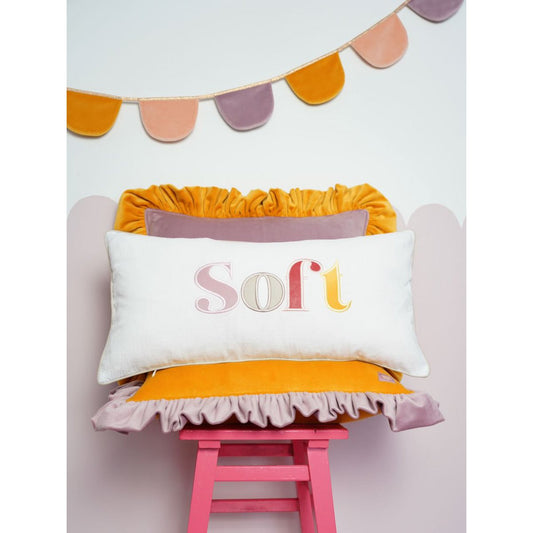 Decoratieve kussensloop met kleurrijk geborduurd opschrift "Soft"