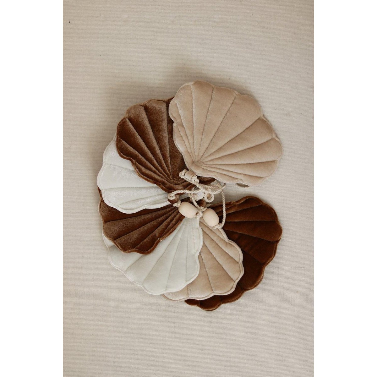 Fluwelen slinger "Beige Pearl" met schelpen