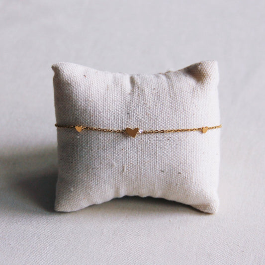 Fijne roestvrijstalen armband met 3 mini hartjes - goud