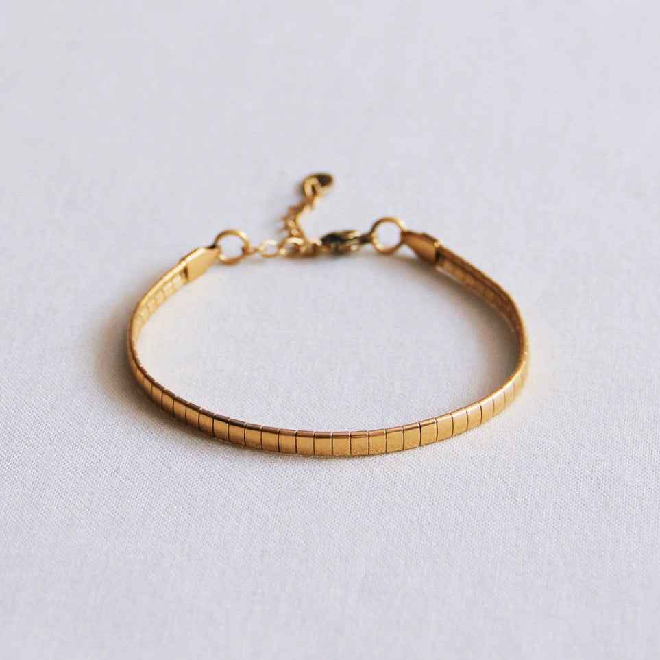 SA811 - Stalen platte armband gestreept - goud