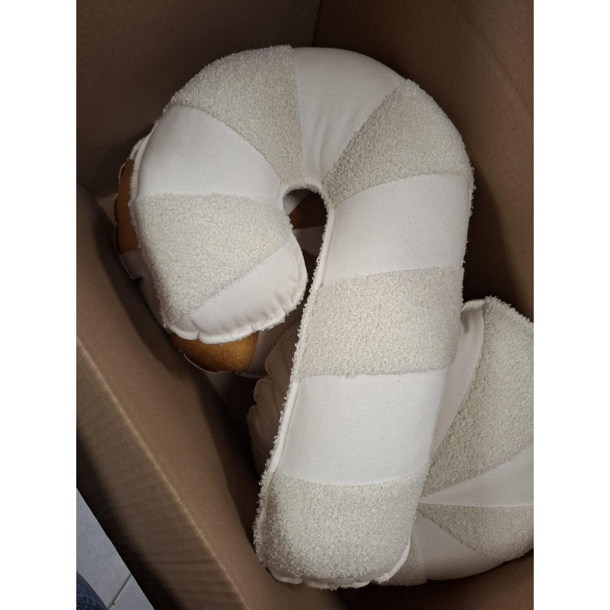 Bouclé, katoenen patchwork Lillipop-kussen “Wit lam”.