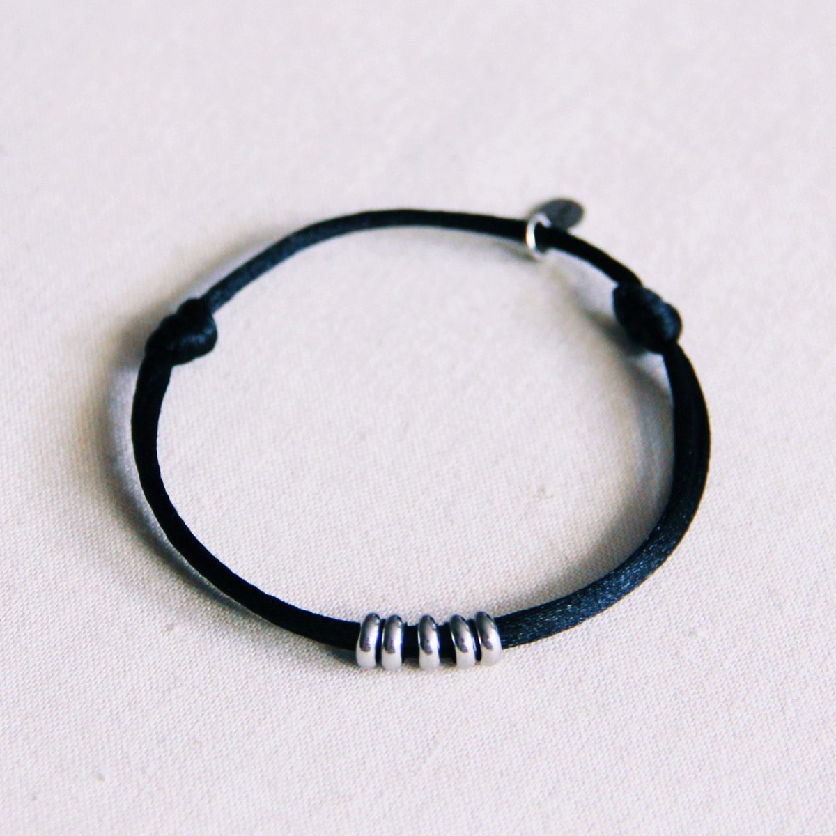Satijnen armband met ringen – zwart/zilver