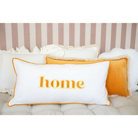 Decoratieve kussensloop met geel geborduurd opschrift "Home"