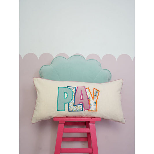 Decoratieve kussensloop met kleurrijk geborduurd opschrift "Play 2"