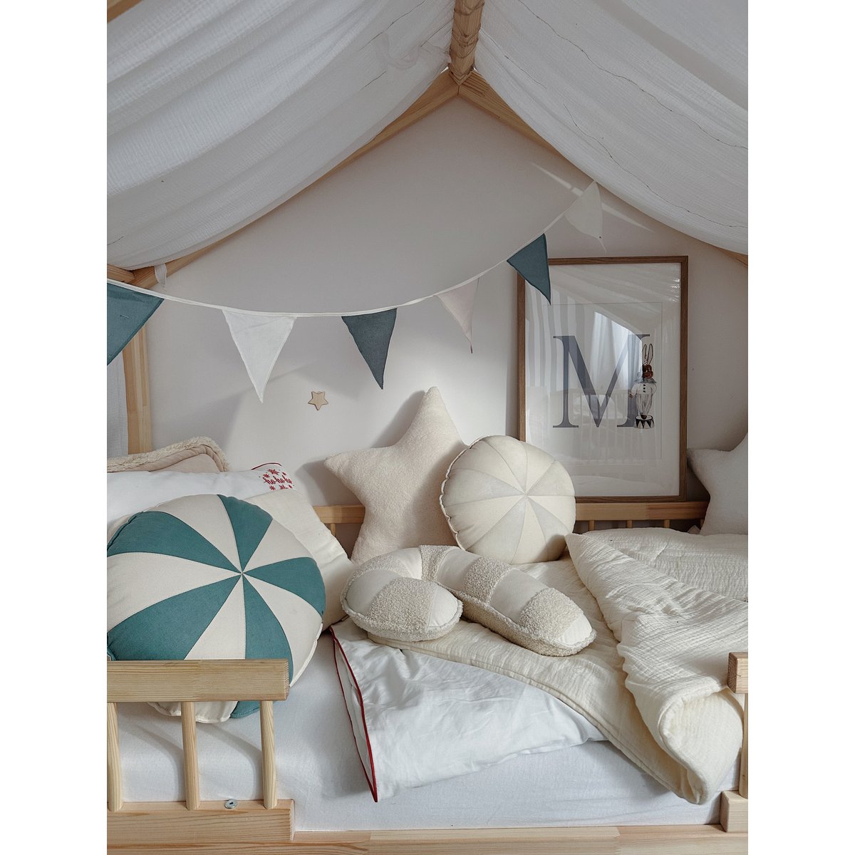 Bouclé, katoenen patchwork Lillipop-kussen “Wit lam”.