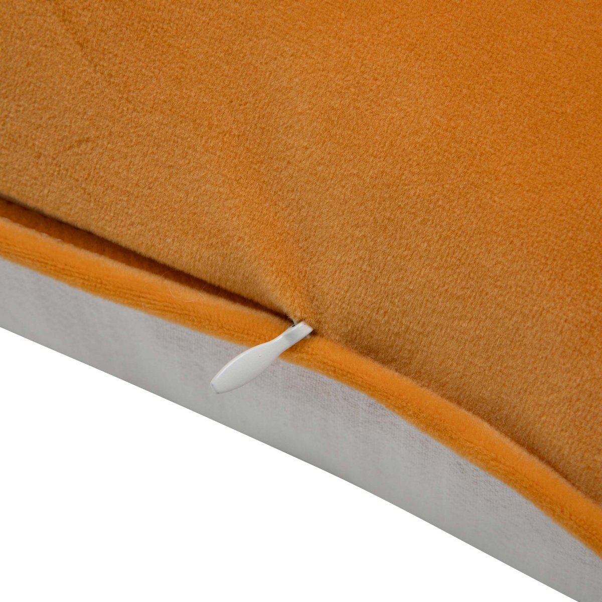 Decoratieve kussensloop met geel geborduurd opschrift "Home"