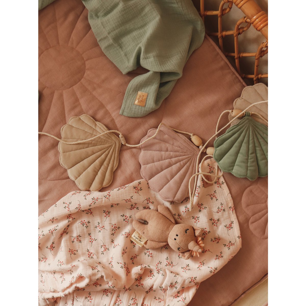 Fluwelen slinger "Late Summer" met schelpen