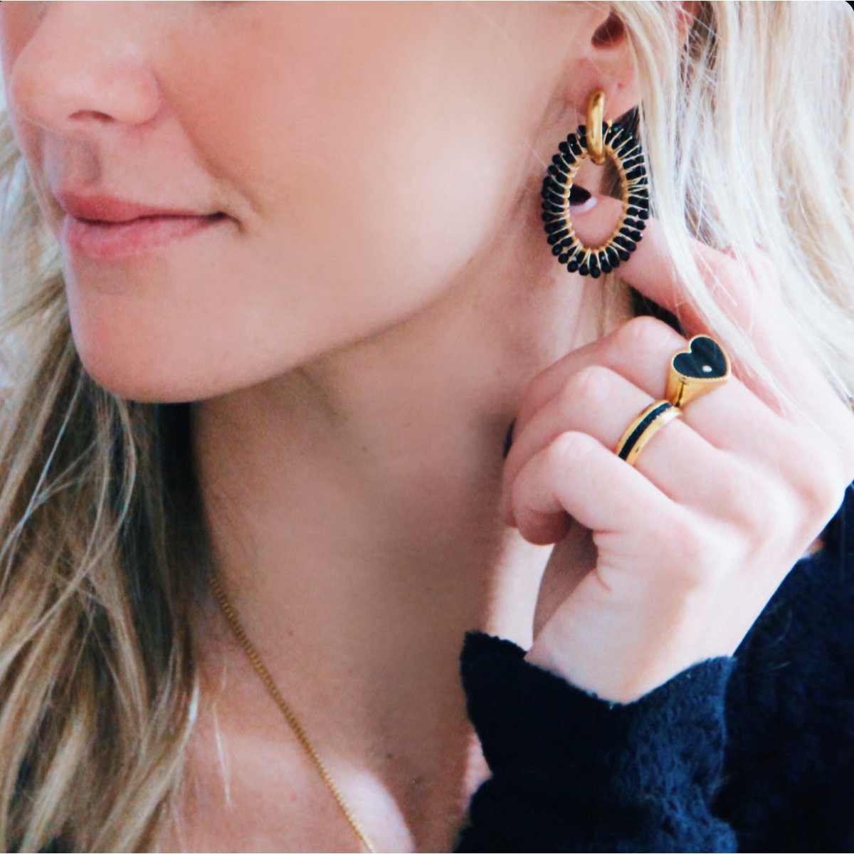 Brede oorbel met ovale facet hanger – zwart