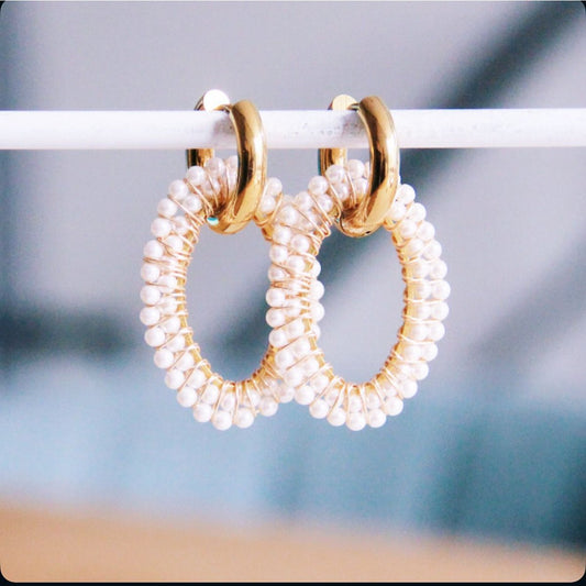 Brede oorbel met ovale facet hanger – parels