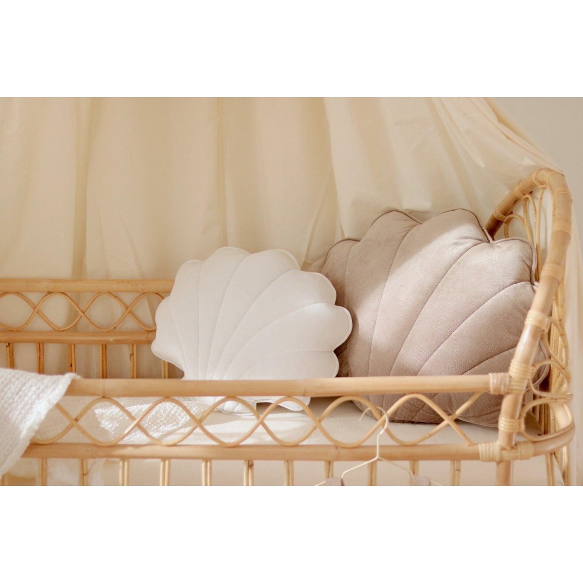 Fluwelen schelpkussen 'White Pearl'