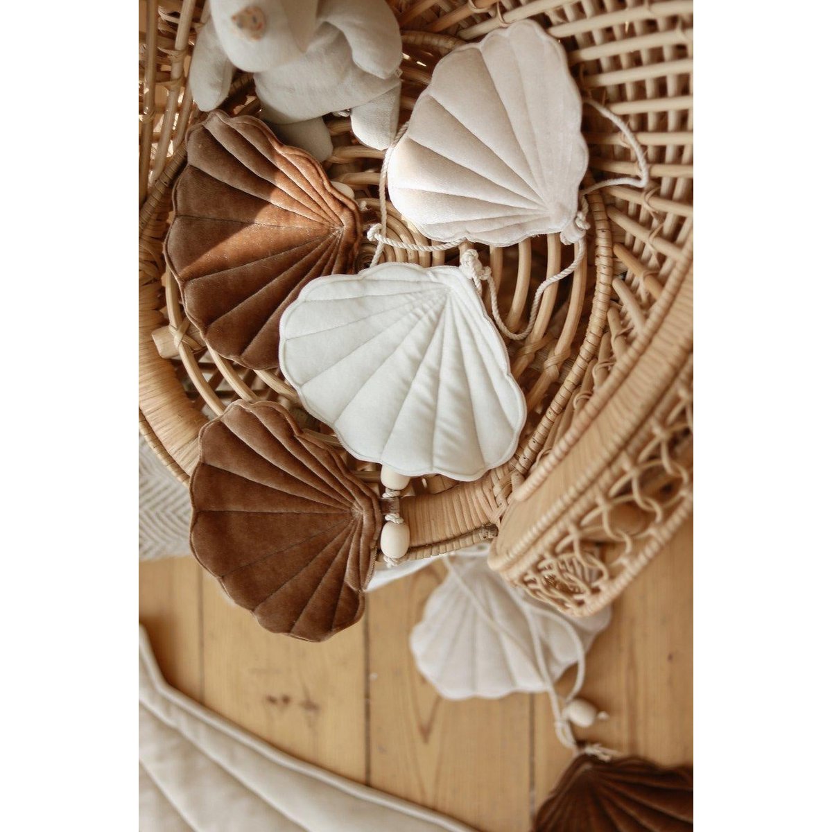 Fluwelen slinger "Beige Pearl" met schelpen