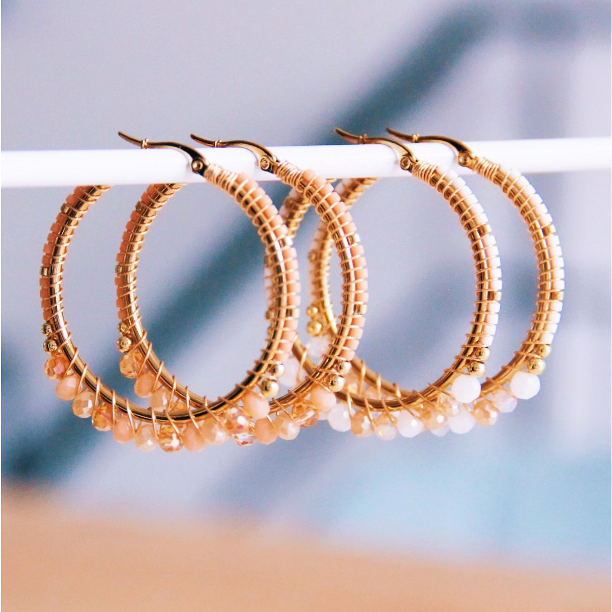 Round Hoop -oorbellen met facetten en Miyukis - Peach