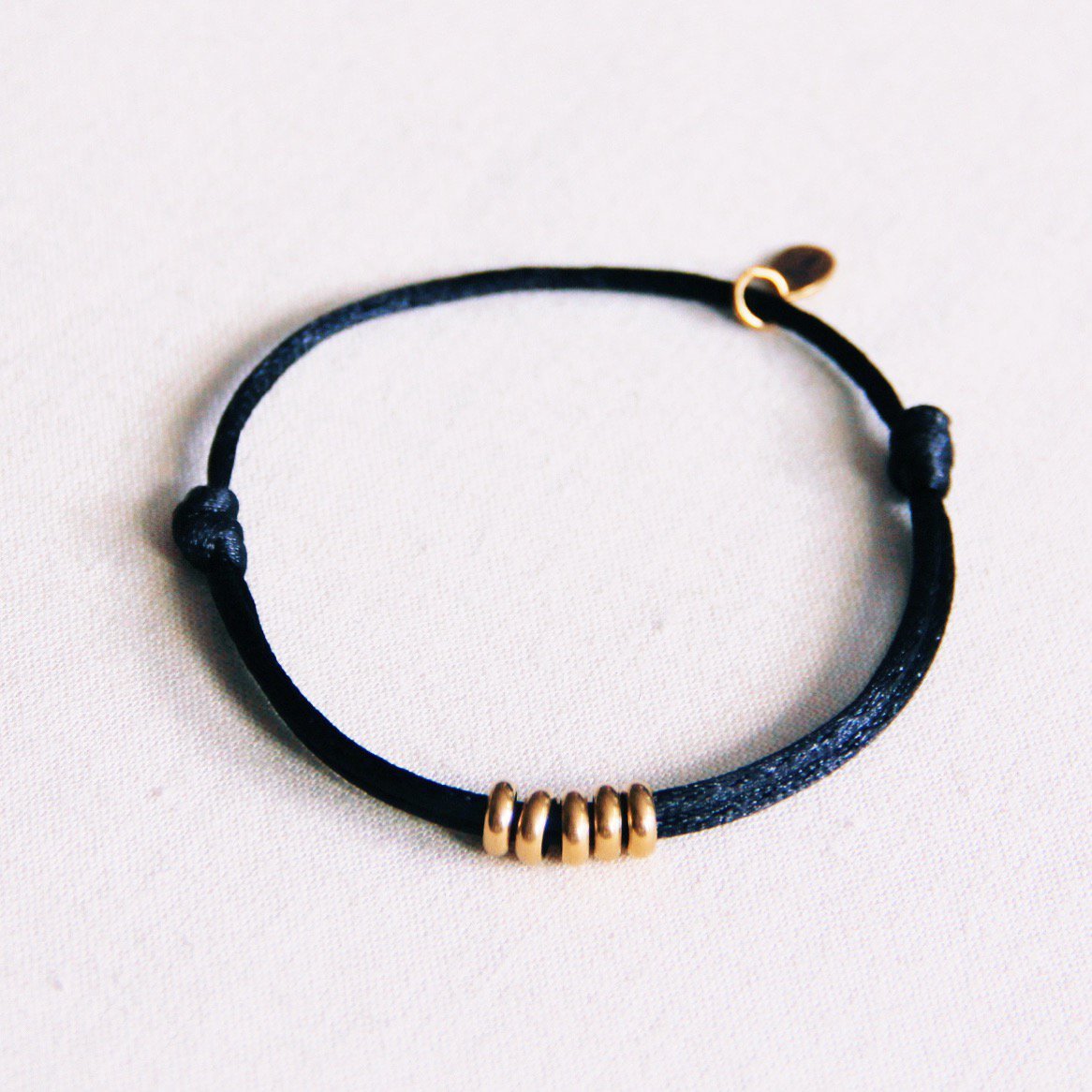 Satijnen armband met ringen - zwart/goud