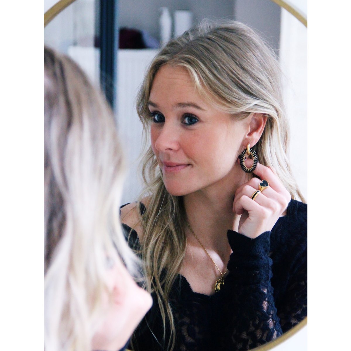 Brede oorbel met ovale facet hanger – zwart