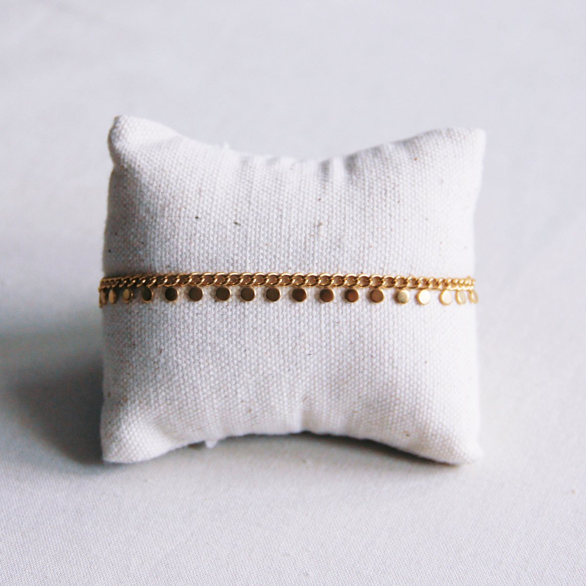 SA832: Stalen schakelarmband met muntjes - goud