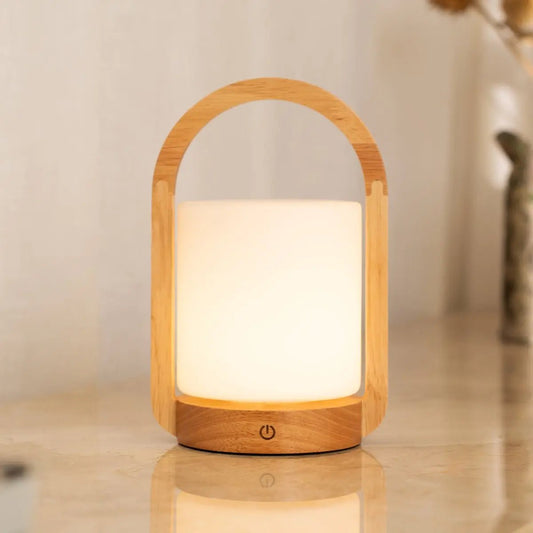 George lichtbruine houten oplaadbare lamp gecombineerd met matglas en een handvat