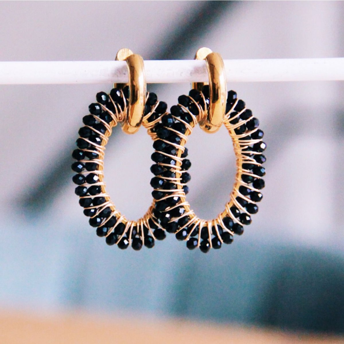 Brede oorbel met ovale facet hanger – zwart