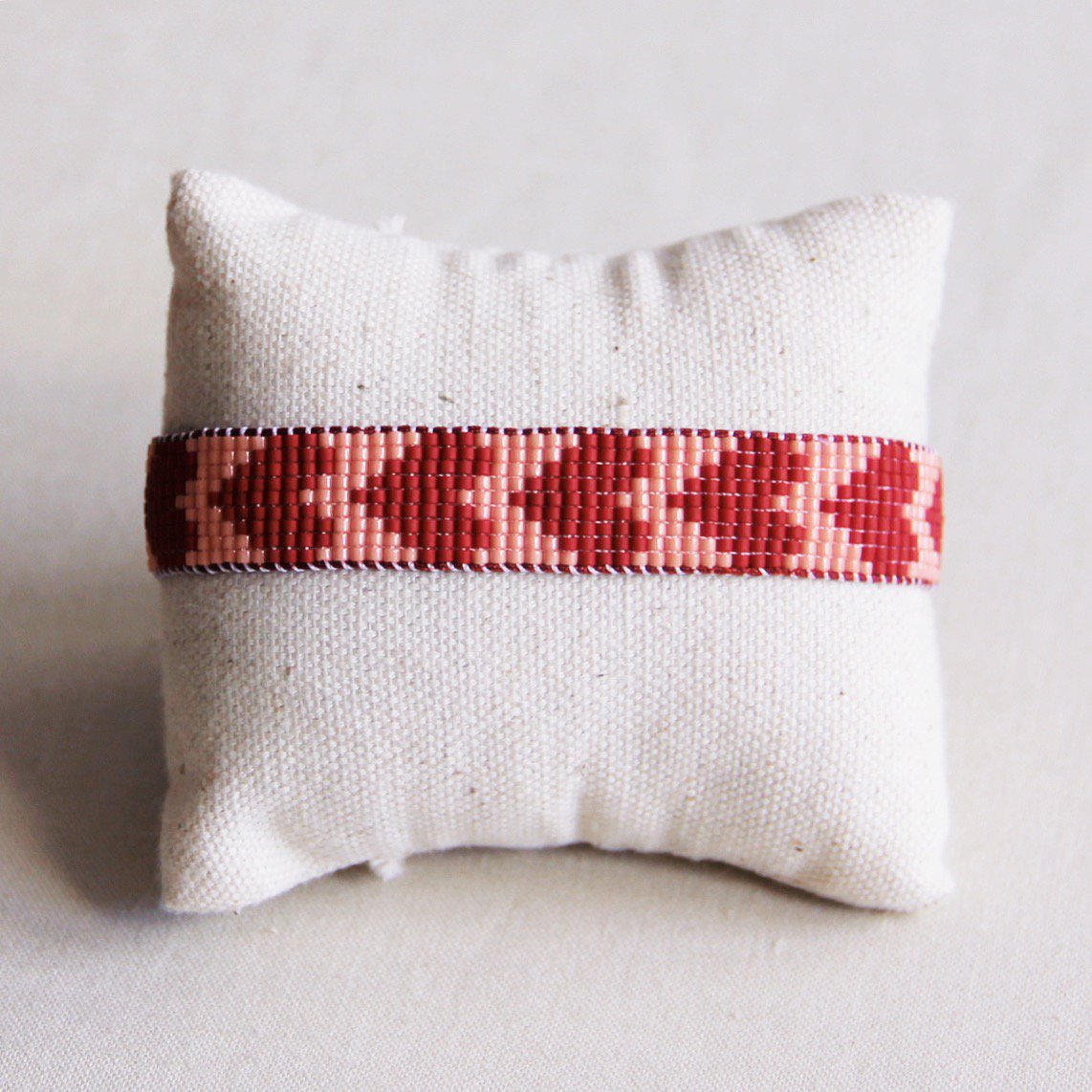 Weefarmband met hartjes - bordeaux/zalm