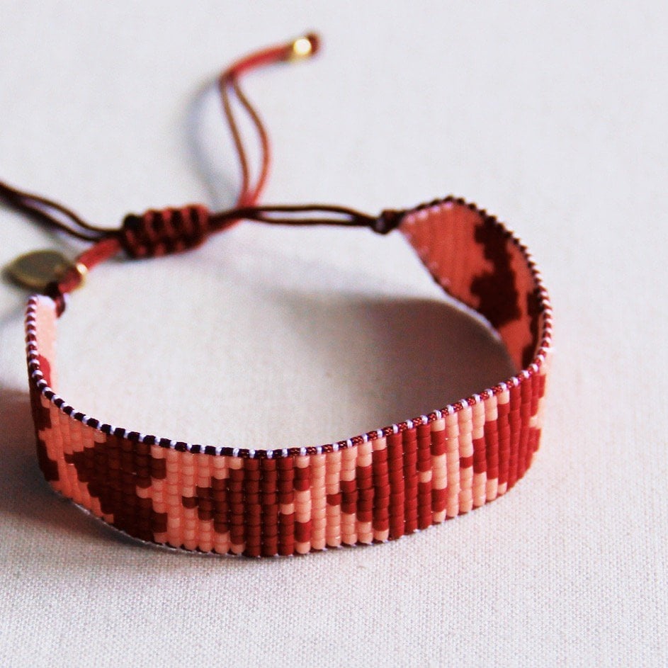 Weefarmband met hartjes - bordeaux/zalm