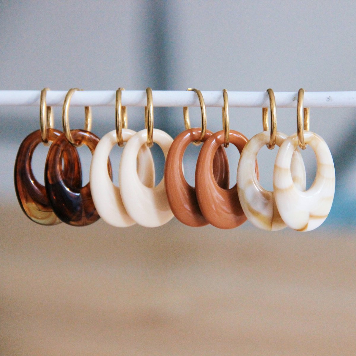 Edelstaal oorbel met harsdruppel – gemengd/goud